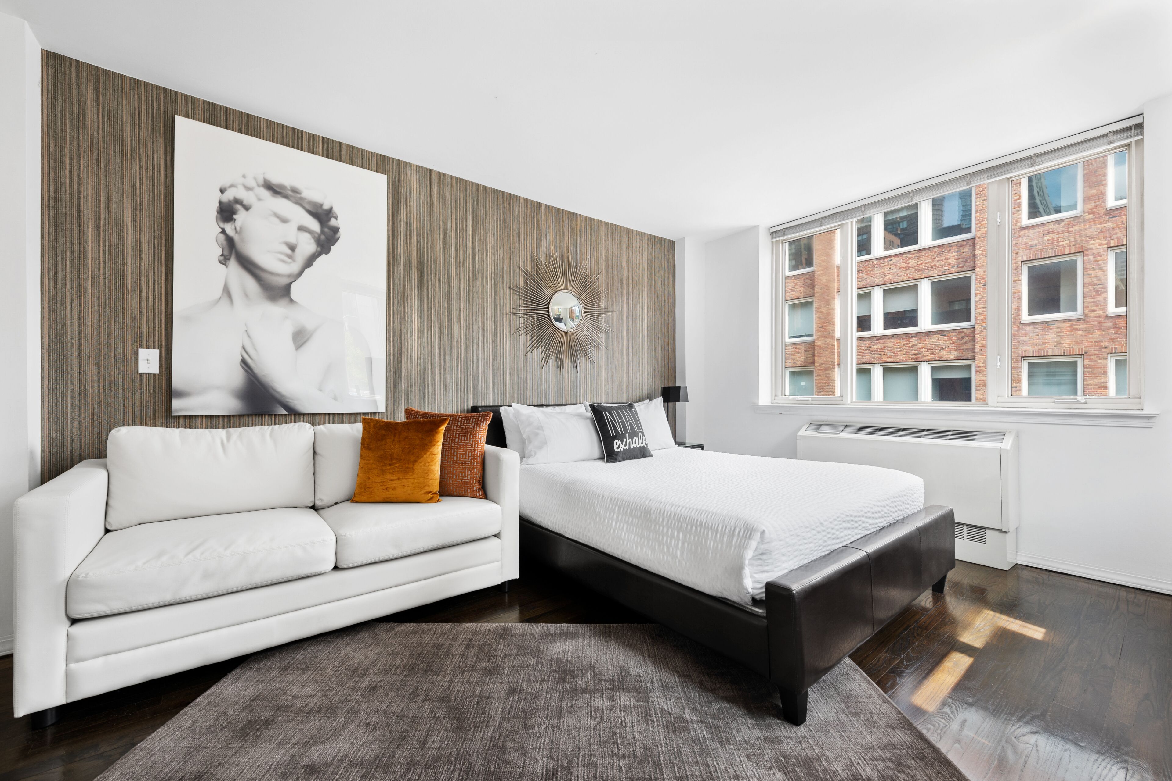 Tabla de planchar con plancha, wifi gratis, ropa de cama