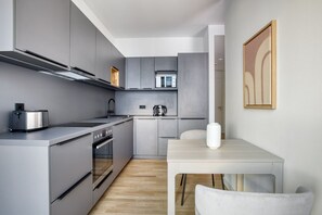 Réfrigérateur, four à micro-ondes, un four, surface de cuisson