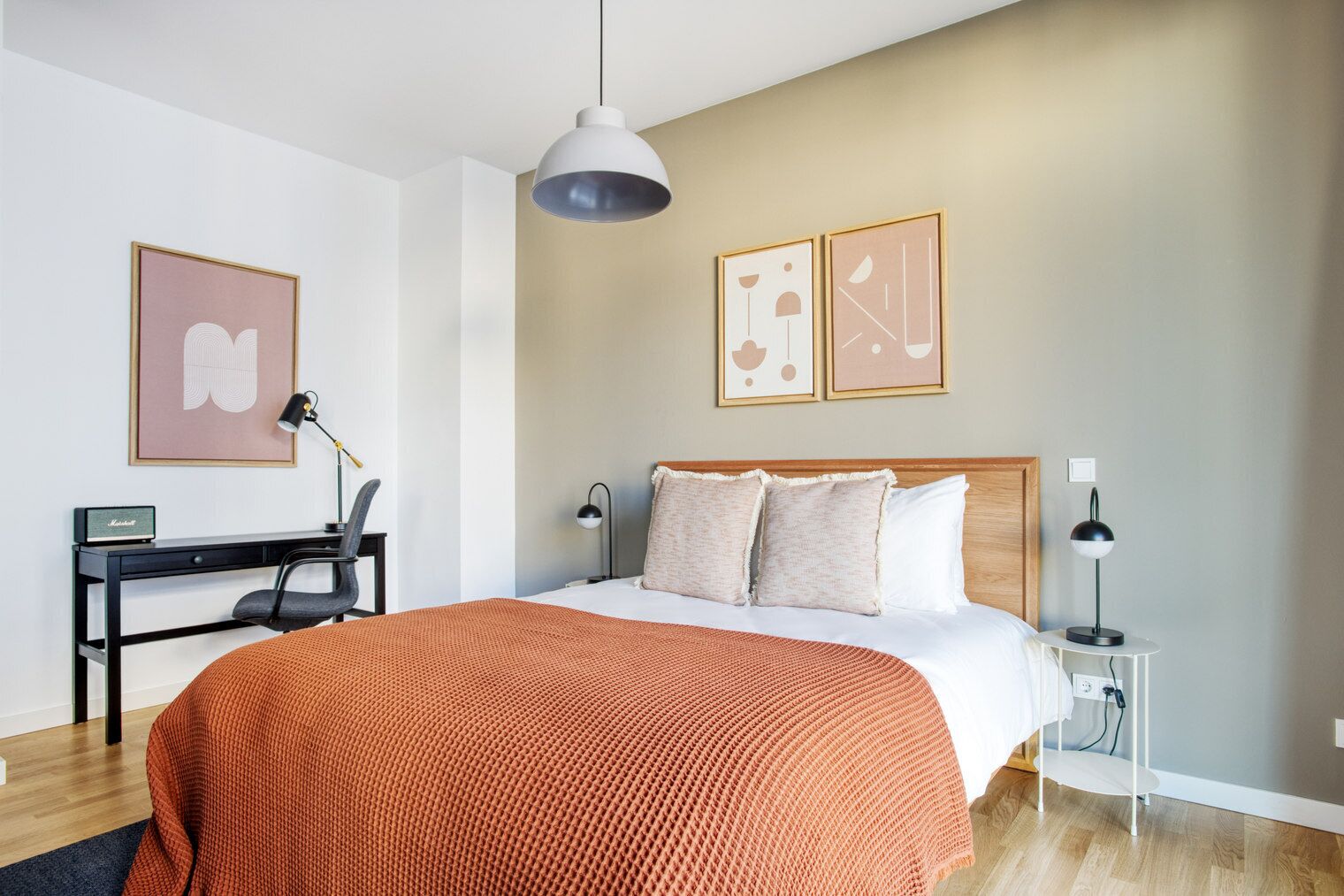 Tabla de planchar con plancha, wifi y ropa de cama 