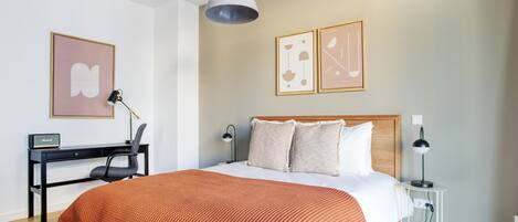 Tabla de planchar con plancha, wifi y ropa de cama