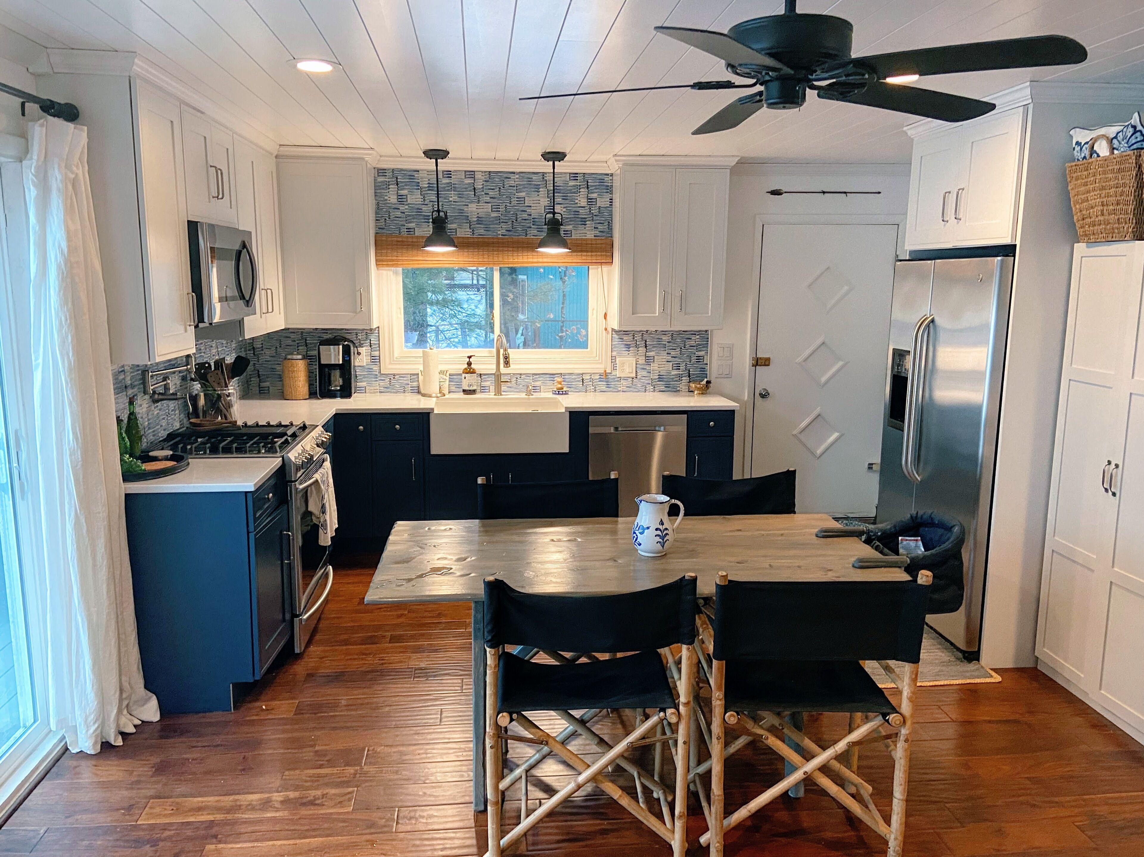 Updated Cabin with Fireplace, Epic Deck, 2 min from ORV trails - Pet Friendly! 