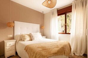 2 makuuhuonetta, silitysrauta/-lauta, vuodevaatteet