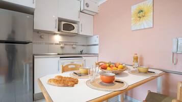 Réfrigérateur, micro-ondes, lave-vaisselle, grille-pain