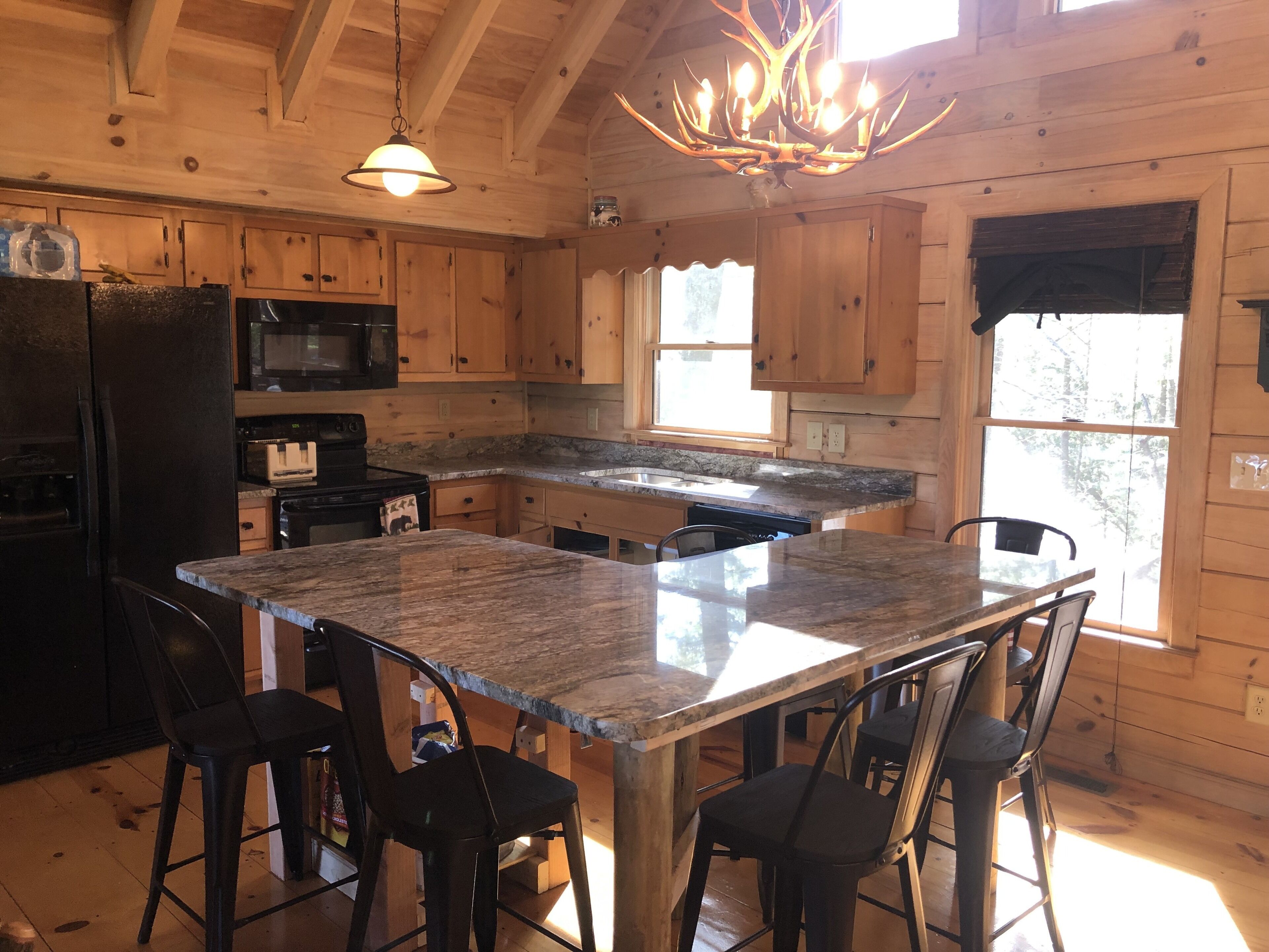 Fantastic Mountain Views Plus Hot Tub and Fire Pit!!