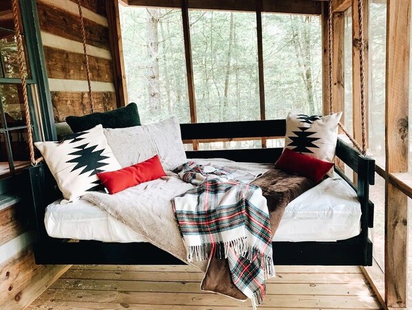 2 bedrooms, iron/ironing board, travel cot, WiFi