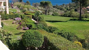 Un jardin aménagé avec vue sur la mer, un belvédère et une tour.