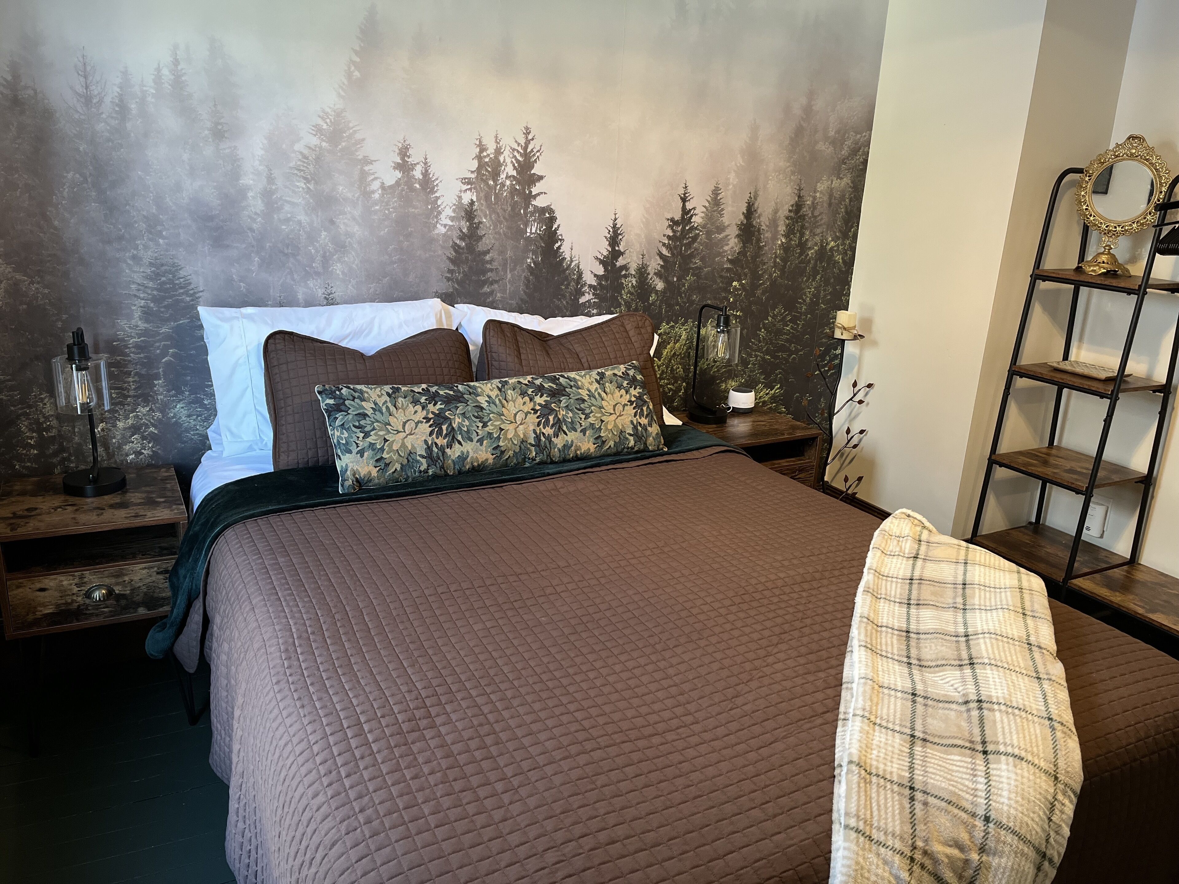 Historic Tree-Themed Home Minutes from Birch Run/Frankenmuth