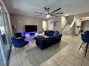 Smart TV, chimenea y estéreo 