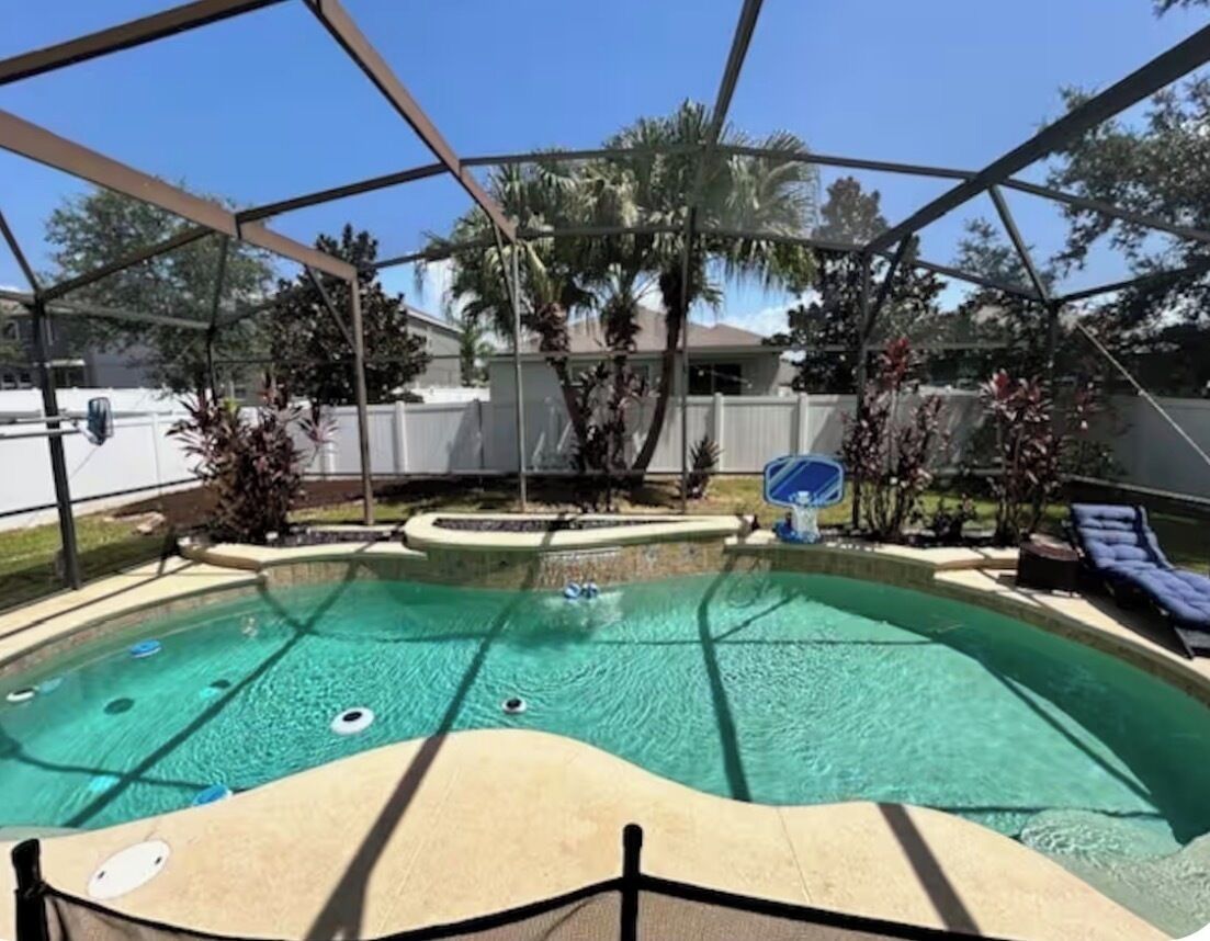 Utendørsbasseng og et oppvarmet basseng