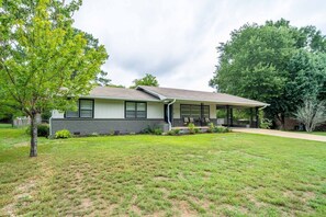 Exterior - Golden Racehorse | Luxury Mid-Century Modern Home | Pet-Friendly Retreat (Hot Springs)