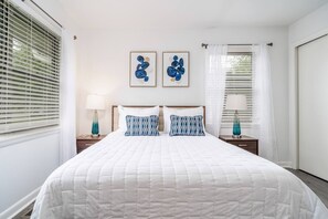 3 bedrooms, desk, iron/ironing board, travel crib - Golden Racehorse | Luxury Mid-Century Modern Home | Pet-Friendly Retreat (Hot Springs)