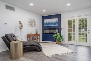 Interior - Golden Racehorse | Luxury Mid-Century Modern Home | Pet-Friendly Retreat (Hot Springs)