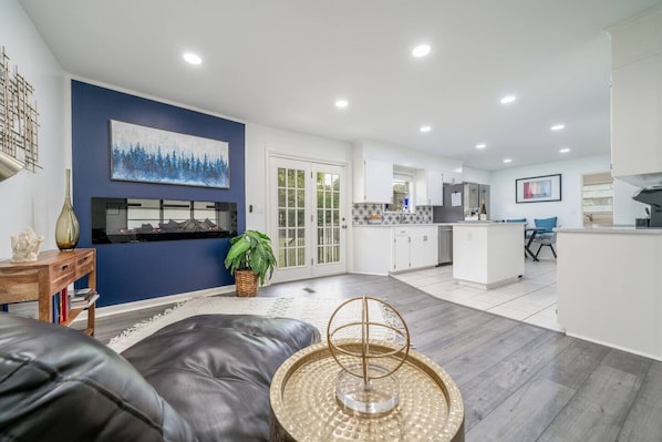 Interior - Golden Racehorse | Luxury Mid-Century Modern Home | Pet-Friendly Retreat (Hot Springs)