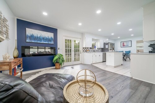 Golden Racehorse | Luxury Mid-Century Modern Home | Pet-Friendly Retreat