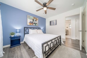 3 bedrooms, desk, iron/ironing board, travel cot - Golden Racehorse | Luxury Mid-Century Modern Home | Pet-Friendly Retreat (Hot Springs)