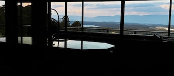 Hanging Garden On Mernda- Mountain view retreat