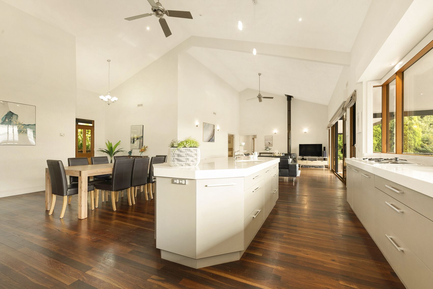 Hanging Garden On Mernda- Mountain view retreat  — image 2