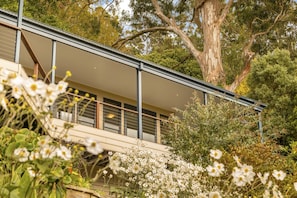 Exterior detail - Hanging Garden On Mernda- Mountain view retreat (Olinda)