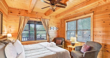 Longview Lodge {5BR + sleeping loft} 15min to Logan Pool, Hiking, Dining