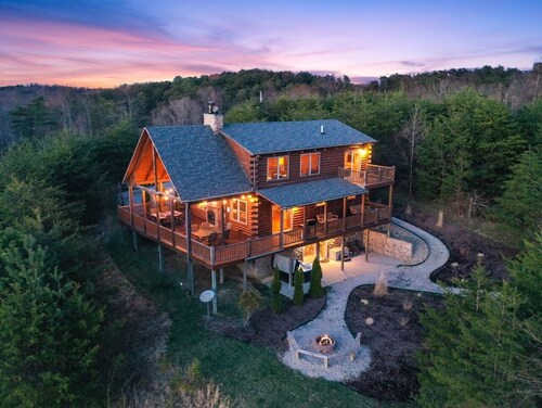 Longview Lodge {5BR + loft} Hot Tub, Fireplace, Pool Table, Close to everything!