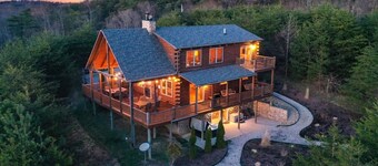 Longview Lodge {5BR + loft} Hot Tub, Fireplace, Pool Table, Close to everything!