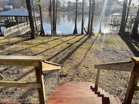 施設の敷地. Waterfront two bedroom cottage with ample parking