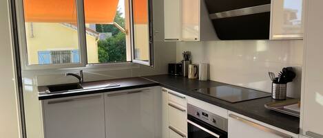 Réfrigérateur, micro-ondes, four, plaque de cuisson