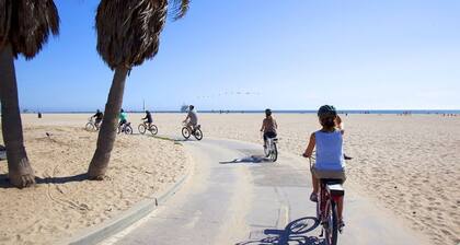 Lovely beach apartment w/ parking, bikes, pet friendly!