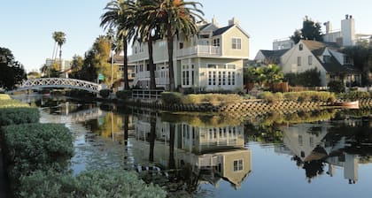 Lovely beach apartment w/ parking, bikes, pet friendly!