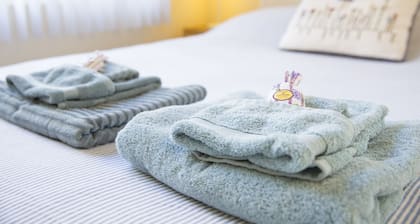 Lovely beach apartment w/ parking, bikes, pet friendly!