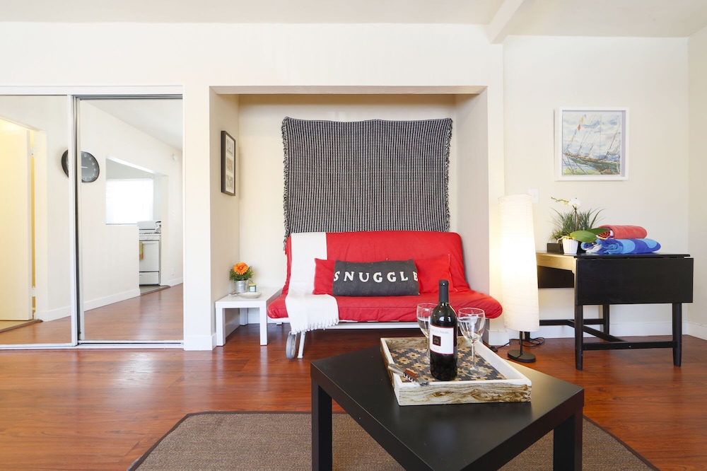 Lovely beach apartment w/ parking, bikes (Pet friendly!)