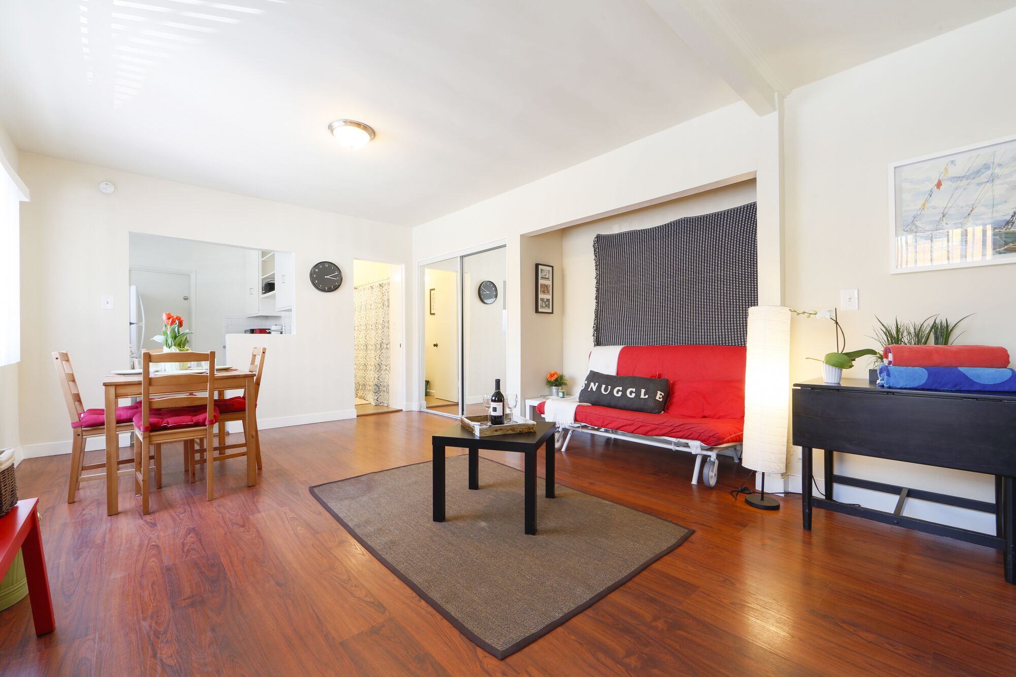 Lovely beach apartment w/ parking, bikes (Pet friendly!)