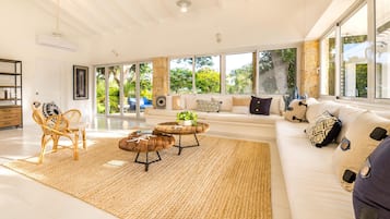 TV connectée, livres, espaces bureaux