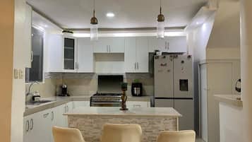 Fridge, stovetop, coffee/tea maker, blender