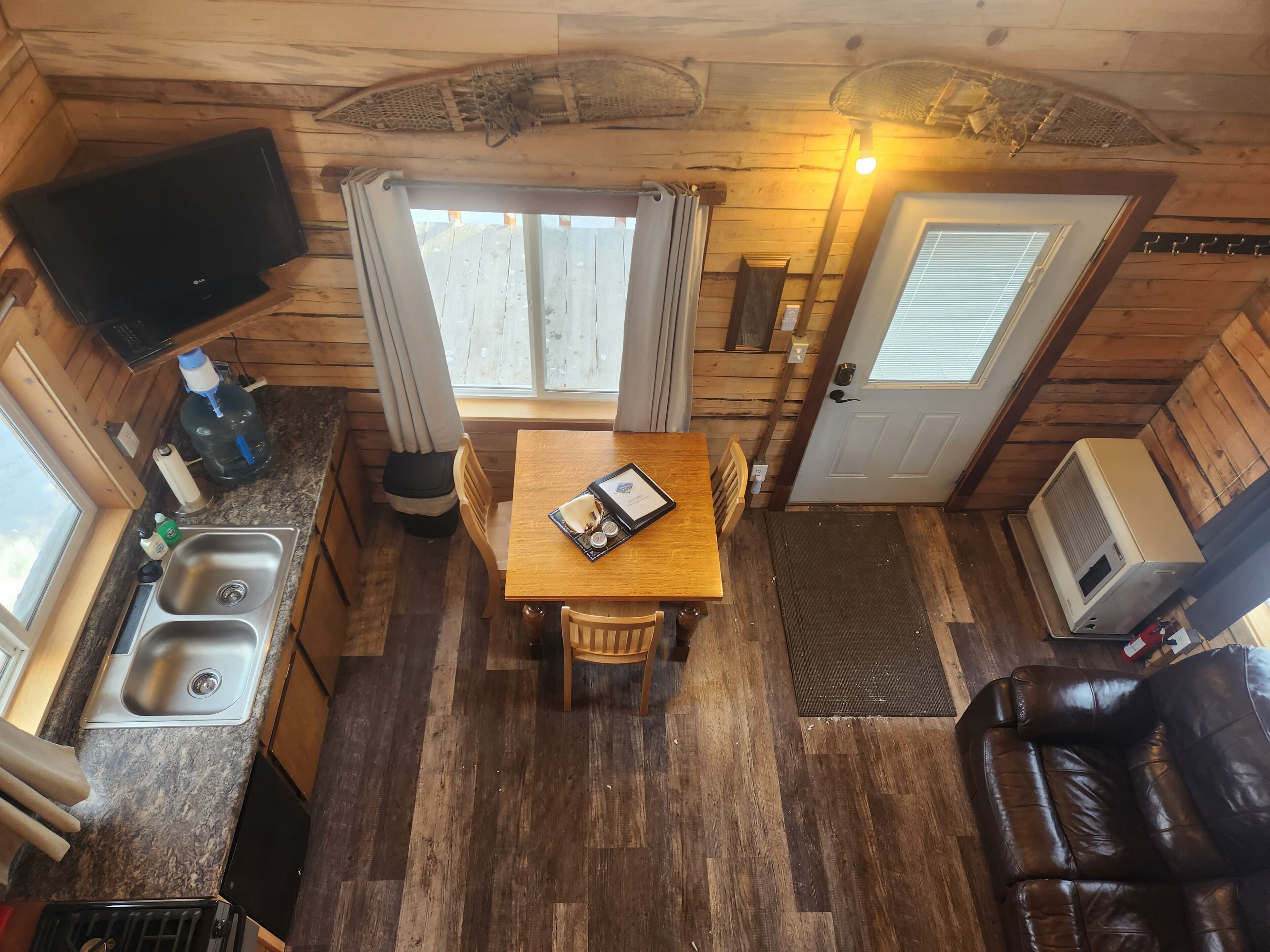 Alaskan Cabin | Dapur pribadi | Lemari es kecil, oven, kompor, dan mesin pembuat kopi/teh