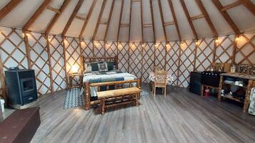 Family Studio Suite, Multiple Beds, Kitchen, Mountain View | Premium bedding, individually decorated, individually furnished