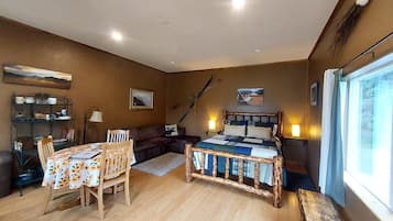 Classic Cabin, 1 Queen Bed with Sofa bed, Kitchen, Mountainside | Living area