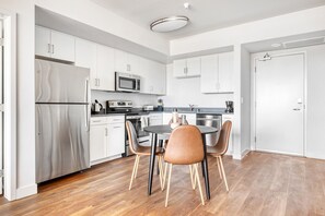 Een koelkast, een microgolfoven, een oven, een vaatwasser