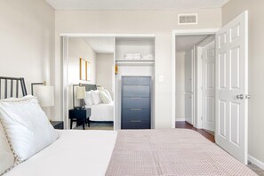 2 dormitoris, planxa i posts de planxar, wifi i roba de llit