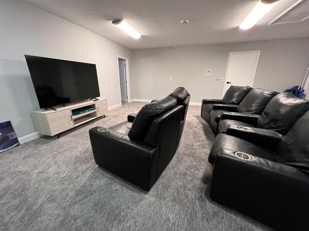 7BR w/ Heated Pool Jacuzzi, Gameroom, Theatre