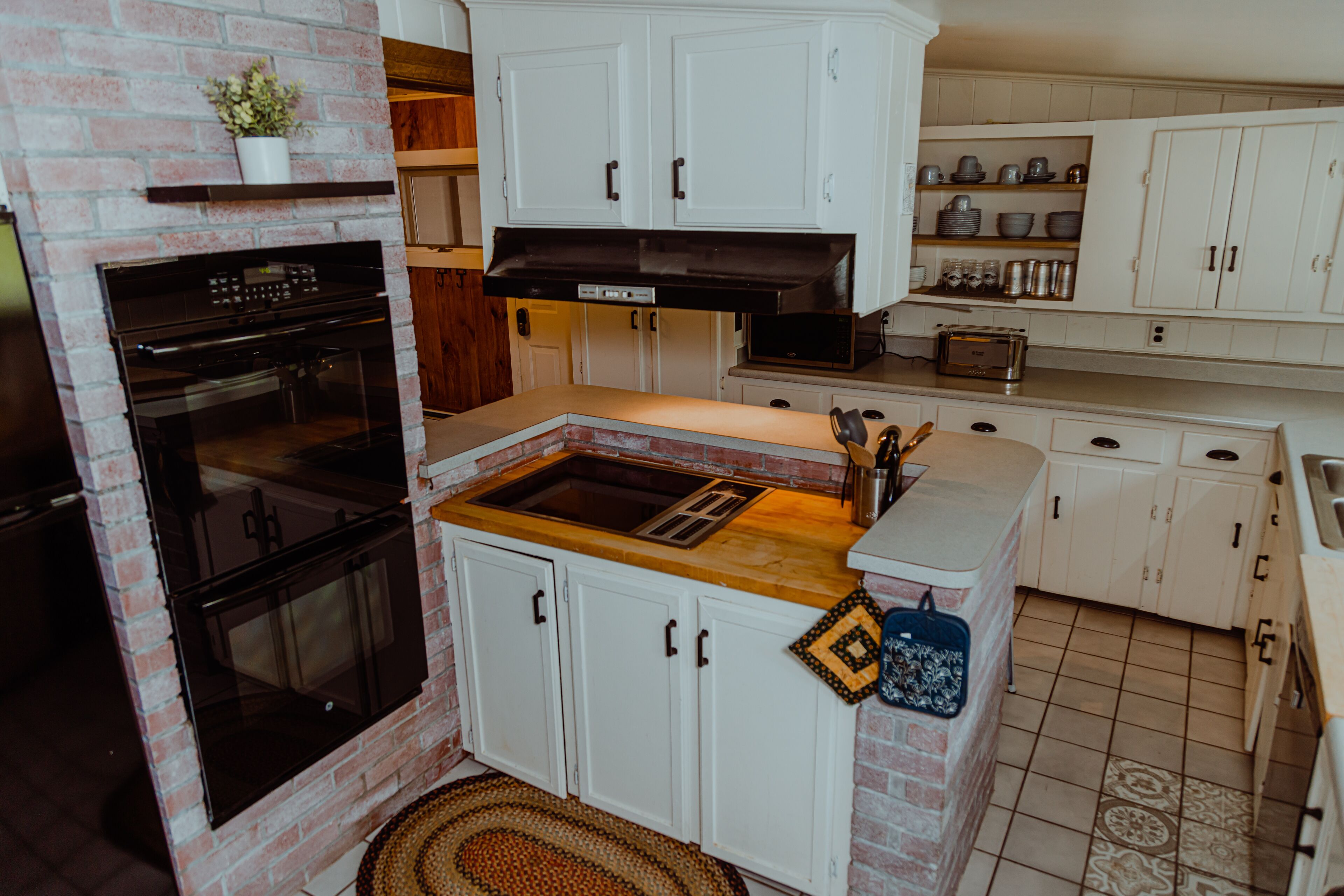Lakefront; view of ski mountain, firepit, dock, kayaks, laundry, outdoor shower