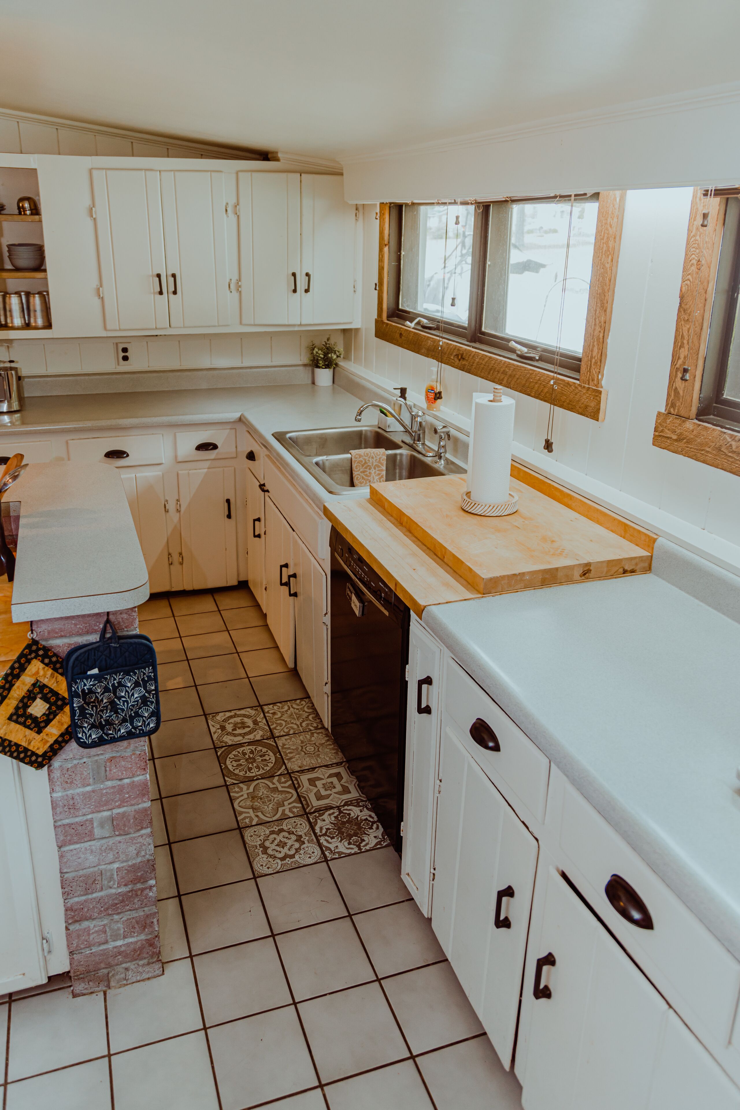 Lakefront; view of ski mountain, firepit, dock, kayaks, laundry, outdoor shower