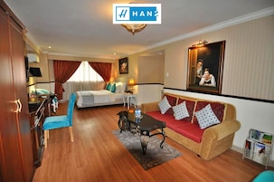 Habitación Deluxe doble, 1 cama de matrimonio, no fumadores, vistas a la ciudad | Escritorio y espacio para trabajar con un portátil