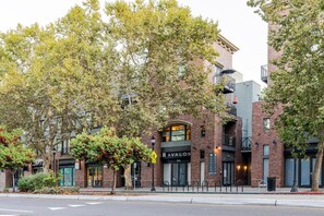 Exterior - Serene San Jose 2BR w/ Gym, W/D & Pool, walk to Caltrain, by Blueground (San Jose)