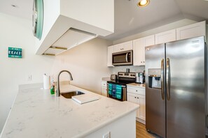 Køleskab, mikrobølgeovn, ovn, kogeplade