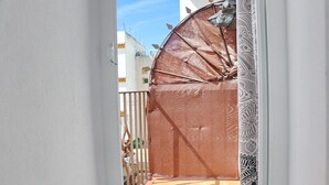 A gated entrance with a metal gate and a decorative metal fence. - First floor Apartment Santa Teresa (Conil de la Frontera)