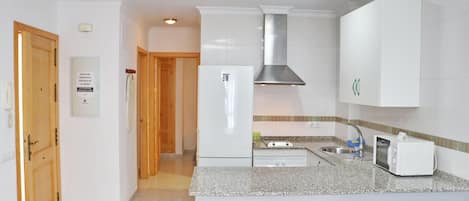 Frigorifero, microonde, forno, piano cottura