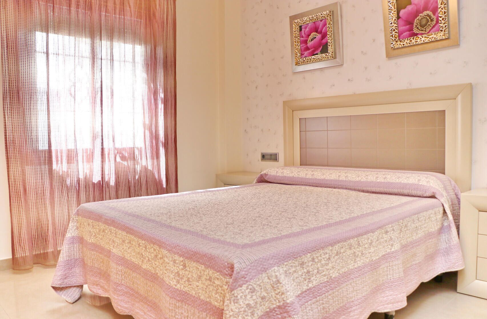 2 slaapkamers, een strijkplank/strijkijzer, internet, beddengoed