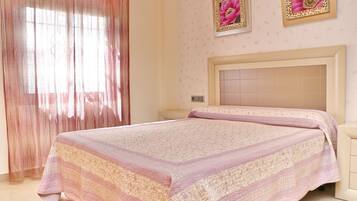 2 slaapkamers, een strijkplank/strijkijzer, internet, beddengoed