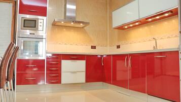 Een koelkast, een magnetron, een oven, een kookplaat